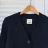 Eva Cardigan av PetiteKnit, strikket i Peer Gynt. V-halset cardigan med bred knappestople i dobbelribb.