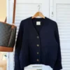 Eva Cardigan av PetiteKnit, strikket i Peer Gynt. V-halset cardigan med bred knappestople i dobbelribb.