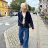 Eva Cardigan av PetiteKnit, strikket i Peer Gynt. V-halset cardigan med bred knappestople i dobbelribb.