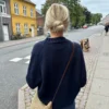 Eva Cardigan av PetiteKnit, strikket i Peer Gynt. V-halset cardigan med bred knappestople i dobbelribb.
