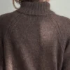 Lane Loop Highneck av Other Loops strikket i Merilin og Silk Mohair fra Isager i brunt