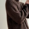 Lane Loop Highneck av Other Loops strikket i Merilin og Silk Mohair fra Isager i brunt