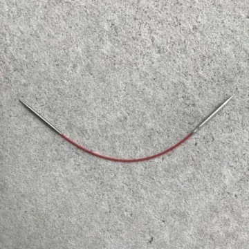 Strikkepinner i kirurgisk stål ved vaiere som ikke krøller seg. Kjennetegnes ved den røde vaieren som skjuler stålvaieren som er perfekt til strikk med Magic Loop-teknikk.