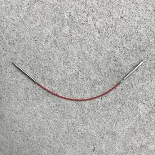 Strikkepinner i kirurgisk stål ved vaiere som ikke krøller seg. Kjennetegnes ved den røde vaieren som skjuler stålvaieren som er perfekt til strikk med Magic Loop-teknikk.