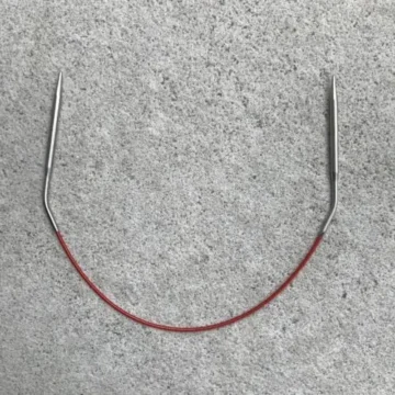 Strikkepinner i kirurgisk stål ved vaiere som ikke krøller seg. Kjennetegnes ved den røde vaieren som skjuler stålvaieren som er perfekt til strikk med Magic Loop-teknikk.