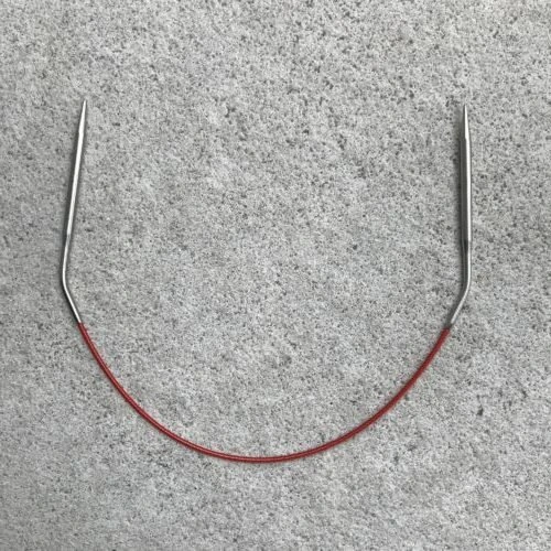 Strikkepinner i kirurgisk stål ved vaiere som ikke krøller seg. Kjennetegnes ved den røde vaieren som skjuler stålvaieren som er perfekt til strikk med Magic Loop-teknikk.