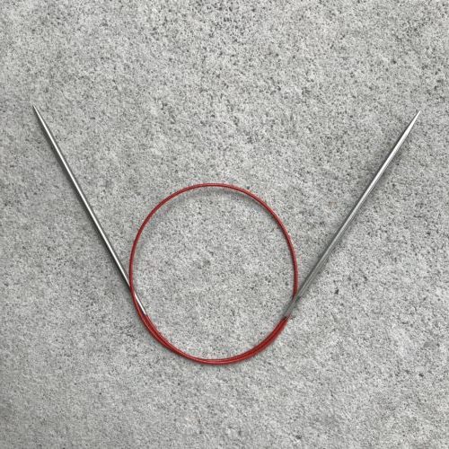 Strikkepinner i kirurgisk stål ved vaiere som ikke krøller seg. Kjennetegnes ved den røde vaieren som skjuler stålvaieren som er perfekt til strikk med Magic Loop-teknikk.
