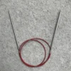 Strikkepinner i kirurgisk stål ved vaiere som ikke krøller seg. Kjennetegnes ved den røde vaieren som skjuler stålvaieren som er perfekt til strikk med Magic Loop-teknikk.