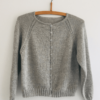 Helgas Cardigan garnpakke Nydelig lett, stabil og kløfri cardigan fra designer Helga Isager. Helgas cardigan er en klassiske perle.