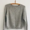 Helgas Cardigan garnpakke Nydelig lett, stabil og kløfri cardigan fra designer Helga Isager. Helgas cardigan er en klassiske perle.