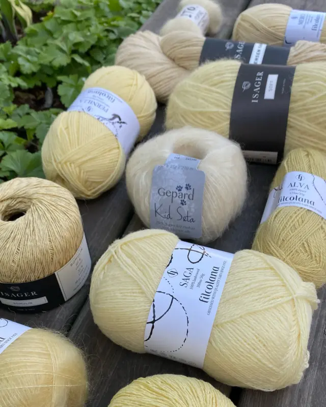 Kan vi friste med litt smørgult garn?💛🧈🌼

☀️ Strikk med solstråler og drøm om lyse dager💛

Har du strikket noe i smørgult enda?🌼

På bildene ser du:
🍋 Filcolana Tilia 196 French Vanilla
🍋 Knitting for Olive Pure Silk Lemon Curd 
🍋 Filcolana Saga 196 French Vanilla
🍋 Isager Bomulin 58
🍋 Gepard Kid Seta 114 Lys Citron 
🍋 Filcolana Alva 374 Lemon Curd
🍋 Filcolana Pernilla 196 French Vanilla
🍋 Isager Soft 58
🍋 Isager Jensen 58
🍋 Filcolana Merci 1110 Duckling
🍋 Ito Sensai Yellow

#butteryellow #butteryellowyarn #smørgul #smørgultgarn #garn #frukvist