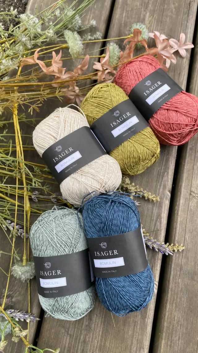 🧶NYTT NØSTE - SAMME GODE GARN🧶

Bomulin fra @isageryarn har fått nytt utseende - men innholdet er fortsatt det samme nydelige garnet vi kjenner og elsker🩵☀️

Nøstet kjenner vi blant annet fra Isager Trio 2, og er etter vår mening både mer praktisk og enklere å strikke fra💘🍓

🐑 65% bomull, 35% lin
☁️ lett og luftig struktur 
🌈 14 nydelige farger 

Strikkefasthet:
Bomulin: pinne 3 = 26 m / 32 p
Bomulin + Alpaca 1: pinne 3 = 22 m / 30 p
Bomulin + Alpaca 2: pinne 3,5 = 20 m / 26 p
Bomulin + Silk Mohair: pinne 4 = 20 m / 26 p

OBS! noen av fargene vi har på lager er fortsatt å finne på de gamle nøstene, men etter hvert som de selges ut får vi inn de nye nøstene fra @isageryarn 
 
Har du strikket med Bomulin?😍

#isager #isageryarn #isagerbomulin #isagergarn #sommergarn #strikkeglede