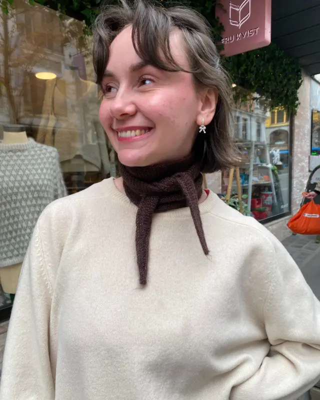 Sophie Scarf - enkelt og eksklusivt❣️
- og et fint og lite prosjekt for å ha noe å strikke på selv i varmen😎

Sophie Scarf av @petiteknit har vunnet hjertene til både nybegynnere og erfarne strikkere, og det har blitt en «staple» i mange skandinaviske garderober, uansett kjønn og alder🫶

Sophie strikkes i ett stykke - fra spiss til spiss - med innebygde i-cordkanter som gir skjerfet en pen kant og avslutning. 

Dette er et supert lite prosjekt hvis du skal reise bort i sommer! Enten du skal sitte noen timer på fly, tog eller bil, eller om du bare vil ha med deg noe lite, men morsomt, å strikke på til stranden eller parken⛱️🛫🏞️🚗

Vi maser hele tiden om hvor viktig steikkefasthet er, men til dette prosjektet er det faktisk ikke så viktig. Du kan egentlig bruke akkurat det garnet du vil, og justere pinnestørrelse deretter, men vær oppmerksom på at skjerfet da enten vil bli større eller mindre enn oppskriften sier🥰

På bloggen vår i nettbutikken finner du et innlegg om Sophie Scarf hvor du kan lese litt mer om fenomenet, og der finner du også garnpakker med flere forskjellige garnkvaliteter🫶

#sophiescarf #sophiescarfpetiteknit #petiteknit #scandi #scandinaviandesign #scandigirl #frukvist