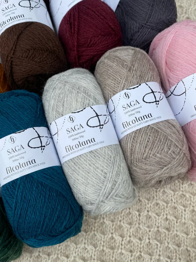 🍯 Honey Jacket av @anneventzel 🍯

Honey Jacket strikkes i en tråd Saga (100% ull) og to tråder Tilia (70% mohair og 30% silke) - en kombinasjon som gir et varmt, mykt, og holdbart plagg🥹 

Dette er en jakke som kan strikkes klassisk og tidløs, eller leken og moderne - alt etter fargevalget🌈
💡 Og vi har satt sammen en del fargeforslag (bla bortover i karusellen for å se👀) som du kan la deg inspirere av❣️🎡

Hvilken kombinasjon kunne du tenkt deg?😍
Om du ikke finner din favoritt her, er du hjertelig velkommen innom butikken, så hjelper vi deg finne den perfekte fargekombinasjonen🫶 

Men, om du ikke har mulighet til å komme innom har vi garnpakke i nettbutikken som gjør det enkelt å klikke hjem riktig garn og oppskrift🍂❤️‍🔥

#honeyjacket #anneventzel #filcolana #filcolanasaga #filcolanatilia #frukvist #strikkeglede