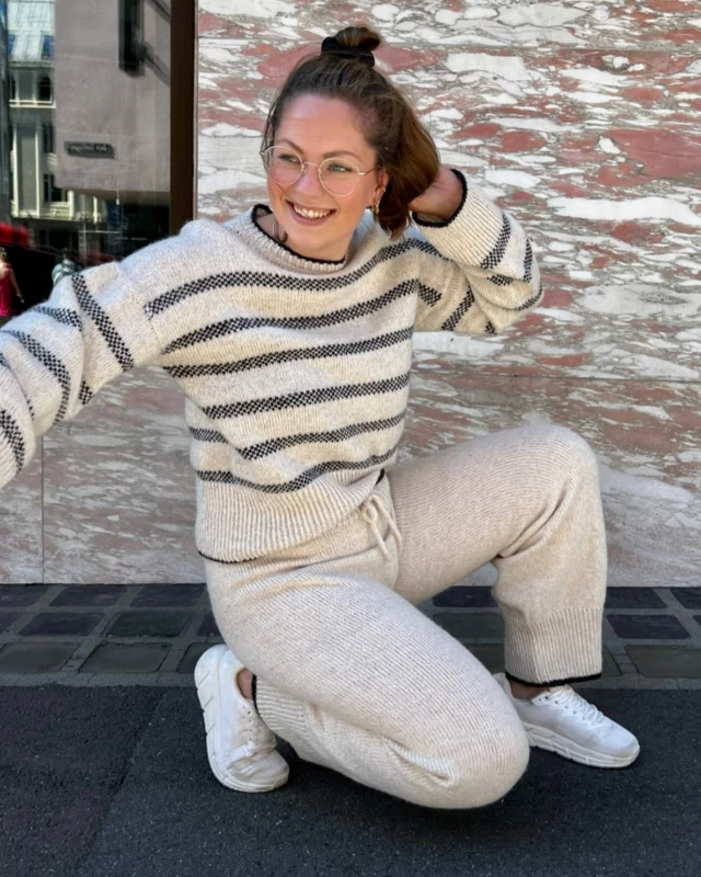 Nord Pullover og Nord Knitpants av @hannerimmen 😍 

Hvem har ikke lyst til å ha på seg dette settet, sitte foran en peis med en god kopp te, og strikketøy i fanget? Vi har i hvert fall veldig lyst til det🥹 Nord Pullover og Nord Knitpants av Hanne Rommen er det perfekte settet til høsten🍂🧸 

Nord strikkes i Saga (lammeull) og Alva (alpakka) - en god, og varm, og lett kombinasjon🥹🦙

#hannerimmen #nordpullover #nordknitpants #filcolana #filcolanasaga #filcolanaalva