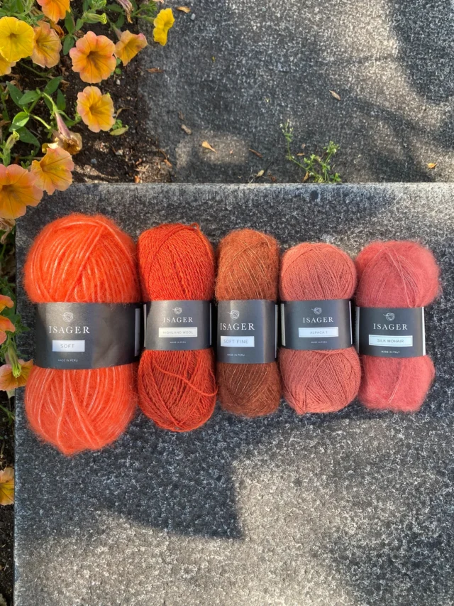 Ny æra, ny farge❤️‍🔥 
Hva med å strikke noe oransje denne høsten?🍂 @isageryarn har en nydelig fargepalett med høstfarger🥹 

❤️‍🔥 Soft farge 28
❤️‍🔥 Highland Wool farge Paprika 
❤️‍🔥 Soft Fine farge 1
❤️‍🔥 Alpaca 1 farge 1
❤️‍🔥 Silk Mohair farge 28

#isager #isagergarn #isageryarn #isagersoft #isagersoftfine #isagerhighlandwool #isageralpaca1 #isagersilkmohair #frukvist #strikkeglede #thelifeofashowgirl