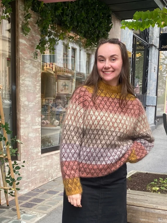 It’s SPOT SEASON🤎🍂🧸

Det ikoniske Spot-mønsteret av @anneventzel har blitt en klassiker - og vi skjønner hvorfor😍 Flere ulike gensere, cardigan, halser, og nå votter🤩 Spot holder deg varm😌 

Nå finner du en egen Spot-kolleksjon på forsiden av nettbutikken vår hvor du kan se alle de ulike garnpakkene på Spot-designs som vi tilbyr💕 

Har du strikket Spot? Og hvilken Spot er neste på lista?❣️ 

#spotsweater #spotsweatercolorguide #spotmittens  #spotcardigan #anneventzel #strikkeglede #frukvist