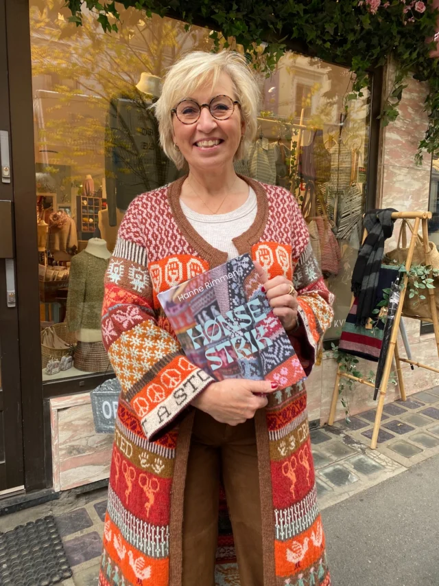 I går var vi så heldige å få besøk av selveste  @hannerimmen 😍 På tirsdag utkom hennes første bok «Hønsestrik», og hun hadde med seg boken og mange modeller fra den, og holdt et foredrag for oss om hønsestrikkhistorie, om boken og hvordan boken ble til🥰 Vi tror alle forlot lokalet megainspirert og hodet fullt av ideer med hønsestrikk🥹🤯 

Etter foredraget holdt vi butikken åpen så deltakerne kunne handle boken, og Hanne signerte de (stas !!)🥰🥰 

I boken «Hønsestrik» forteller Hanne om hønsestrikkens historie og hvordan hun har tolket og modernisert den🐓 Det finnes oppskrifter på en god del plagg, både til voksen, barn, og hus🏡 Og bakerst i boka finnes det er stoooort diagrambibliotek, så man står fritt til å leke som man vil🥹💘 

På bildene har Hanne på seg den VILLESTE jakken strikket i hønsestrikk😭😍😍 Her forteller hun sin helt egne historie! «We all have a story to tell», sier hun blant annet❤️‍🔥 Hvor inspirerende er ikke dette?

Vi har noen veldig få bøker igjen på lager, men vi får den inn igjen når den blir trykket opp på nytt😍👏

Tusen tusen takk for besøket Hanne❣️