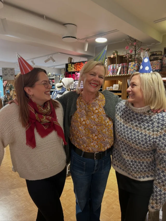 10 år med Fru Kvist🥹❤️ 

I dag feirer vi 10-årsjulbileum❣️ Tusen takk til alle som har vært med oss gjennom store og små prosjekter - uten dere hadde ikke vi vært her i dag💝 

Vi gleder oss til mange flere kreative år sammen med dere🫶

#frukvist10år #frukvist #strikkeglede