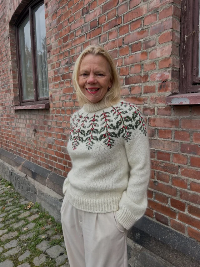 Strikke julegenser i år?❣️🎄

Julestemningen begynner i maskene🥹💕 Nå er tiden inne for å legge opp til årets julegenser! Perfekt egostrikk eller perfekt gavestrikk - det bestemmer du selv💝 

På bildene ser du:
🎄 #kristtjørnchristmassweater av @hannerimmen 
🎄 #santababy av @filcolana 
🎄 #lillenorwegianwood av @filcolana 
🎄 #norwegianwood av @filcolana 
🎄 #letitsnow av @filcolana 
🎄 #jinglebells av @filcolana 
🎄 #letschristmassweater av @petiteknit 

Hvilken er din favoritt?💝