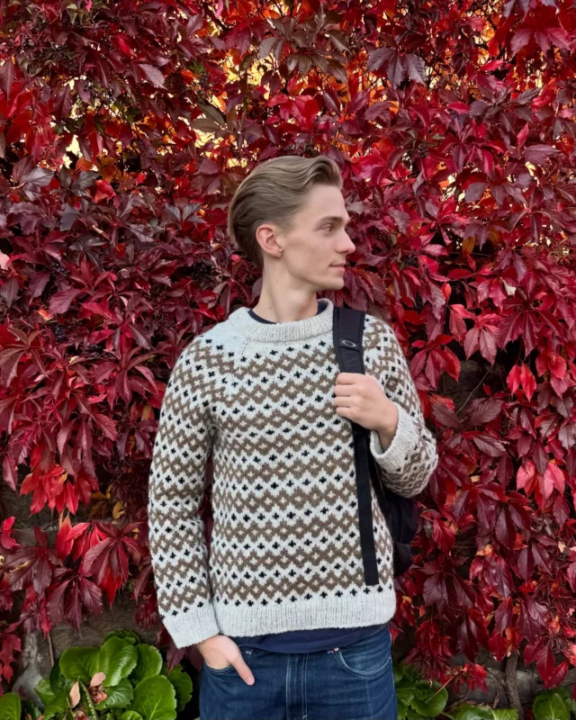 Inge Sweater Man av @leneholmesamsoe 
Ren ull. Rene linjer. Ren strikkeglede 🥳

Inge Sweater Man er en moderne klassiker strikket ovenfra og ned, med tydelige referanser til stilen fra 60- og 70-tallet.

Genseren strikkes i tre farger Jensen fra @isageryarn 🐑
Jensen er en stødig, tradisjonell ullkvalitet som gir en tidløs og brukervennlig genser – perfekt til både hverdags og tur!

Velg dine favorittfarger og sett ditt helt eget preg på genseren ✨
Vi har også laget noen fargeforslag til inspirasjon i dette innlegget 🫶

#ingesweater #ingesweaterman #isagerjensen #isageryarn #strikkeglede #frukvist
