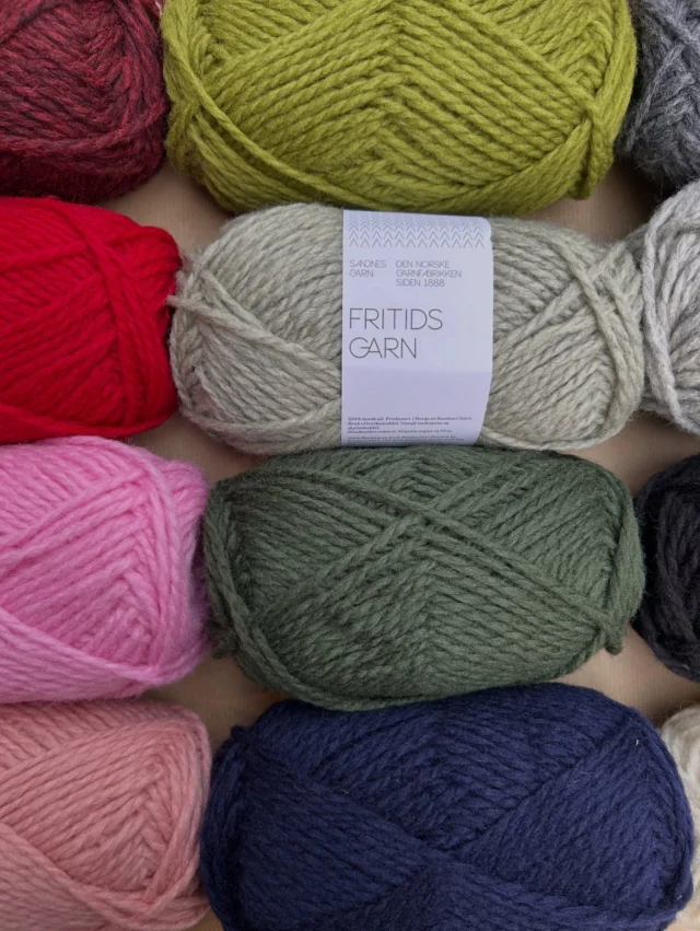 NYHET hos Fru Kvist - nå finner du FRITIDSGARN fra @sandnesgarn hos Fru Kvist Sentrum💝 

Dette allsidige ullgarnet passer perfekt til votter, luer, gensere, eller hva enn du måtte ønske! Passer også utmerket til toving🐑 

Kom innom, bli inspirert, kjenn på kvaliteten, og velg din favorittfarge💕 
Velkommen🫶

#frukvist #sandnesfritidsgarn #fritidsgarn #strikkeglede