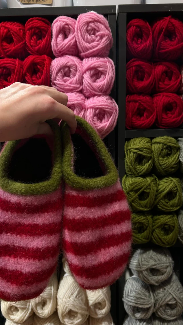 Har du fått med deg disse tøflene?😍 Sailor Slippers av @anniesews_ 🥹 
Kvister Agathe @agathefossum måtte bare teste oppskriften da vi fikk inn Fritidsgarn fra @sandnesgarn – og vips, tøfler ferdig i løpet av helgen! Nå vil vi alle strikke de🤭🐑 

Garnpakke finner du i nettbutikken, og garn og oppskrift har vi også i butikken i sentrum💕 
OBS oppskriften er bare på engelsk 

#sailorslippers #frukvist #sandnesfritidsgarn