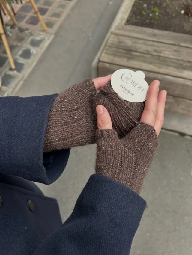 Synnøve har strikket Office Gloves av @leneholmesamsoe 😍

Disse pulsvantene er både rask og morsomme å strikke - og du trenger bare ett nøste Classic fra @cardiffcashmere 🤩 

Du kan fint rekke å strikke et par eller to før jul🎄✨
… og de vil være en superkoselig, hjemmelaget julegave💝🎁

#officegloves #leneholmesamsøe #leknit #cardiffcashmere #cardiffcashmereclassic #julestrikk #julegavestrikk #frukvist #FruKvistJulekos