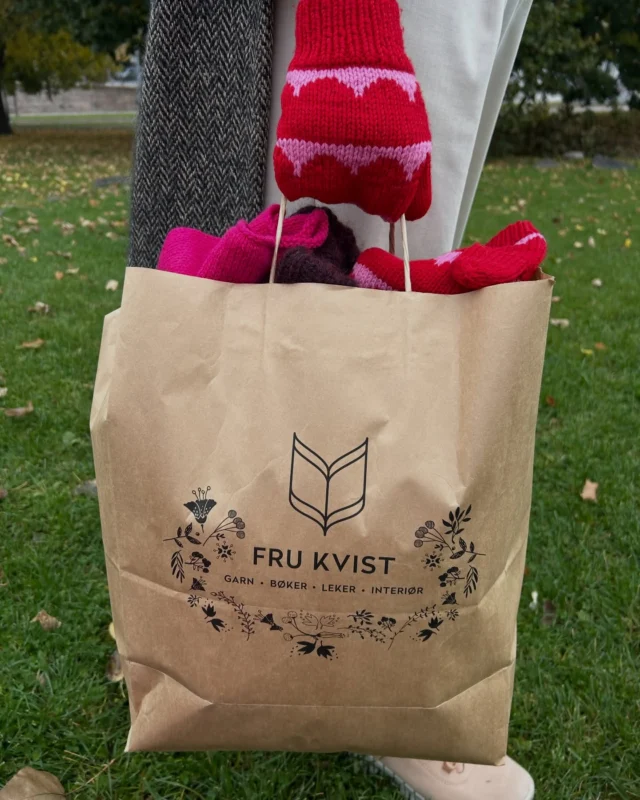 🧤✨ Robinia Mittens & Spot Mittens av @anneventzel ✨🧤

🩷 Robinia Mittens strikkes i glattstrikk med bølgete striper i flerfargestrikk 🌊🎨
💜 Spot Mittens strikkes i glattstrikk med det nå ikoniske Spot-mønsteret ⚪⚫

🧶✨ Begge vottene strikkes i Peruvian fra @filcolana ✨🧶
Vi har satt sammen noen fargeforslag🎨
👉👉 Bla i bildene for å se alle kombinasjonene 

💬💖 Hvilken fargekombinasjon får du mest strikkelyst av? 😍🧤✨

#anneventzel #robiniamittens #spotmittens #filcolanaperuvianhighlandwool #FruKvistJulekos