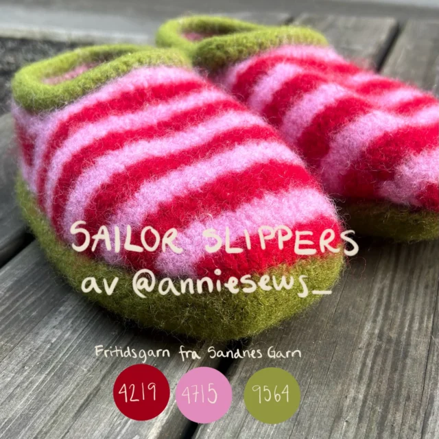 🧦✨ Sailor Slippers av @anniesews_ ✨🧦

✔️ enkle 
⚡️ raske
🙌 superpraktiske 

Et perfekt lite prosjekt for både nybegynnere og erfarne strikkere! Vi anbefaler Fritidsgarn fra @sandnesgarn - ullete, varmt, og perfekt for toving!🐑 

🌈 Det finnes mange gøyale fargekombinasjoner - mix og match som du vil og skap dine egne favoritter😍 Eller bla bortover for å se våre fargeforslag🥰 👉

Du finner garnpakke i nettbutikken🫶 

#sailorslippers #sandnesfritidsgarn #strikkeglede #frukvist