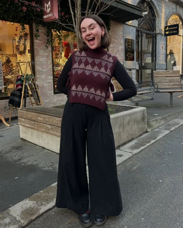 Fantastiske Beth Warmer av @anneventzel 😍🥹 

Beth Warmer kan strikkes enten som hals eller som en litt lengre vest med knyting i sidene🥹 Felles for begge variantene er at de vil være et godt og lunt lag under yttertøyet, og som et elegant tilbehør til å ha over en genser eller skjorte🥰 

Plagget strikkes ovenfra og ned i en kombinasjon av glattstrikk og vevstrikk🐑 

Vår modell er størrelse vest 1, og er strikket i 
Farge A: Jensen farge 36s og Silk Mohair farge 36
Farge B: Isager Soft farge 30
Farge C: Isager Soft farge 12
Farge D: Isager Soft farge E6s

Beth Warmer er en del av @isageryarn sin kolleksjon #isagerarchives2 og du finner garnpakke på Beth Warmer og flere andre designs fra kolleksjonen i nettbutikken🫶 

#bethwarmer #anneventzel #strikkeglede #frukvist