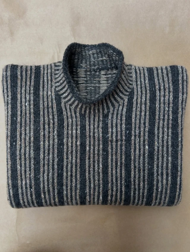 Edda Sweater av @hannerimmen 😍🥰

En gjennomtenkt konstruksjon og unikt utrykk gjør denne til en garderobefavoritt😍 Og de vertikale stripene gjør den kjempegøy å strikke! (Og er det ikke et pluss at den er nesten like pen på innsiden som på utsiden?🤭)

Edda Sweater er en del av #isagerarchives2 og er inspirert av Marianne Isager sin modell Krydser fra 80-tallet🫶 Den strikkes i Highland Wool holdt sammen med Tweed - begge fra @isageryarn 🐑

Du finner garnpakke på Edda Sweater og andre modeller fra kolleksjonen i nettbutikken vår🥰 

#frukvist #strikkeglede #hannerimmen #isageryarn