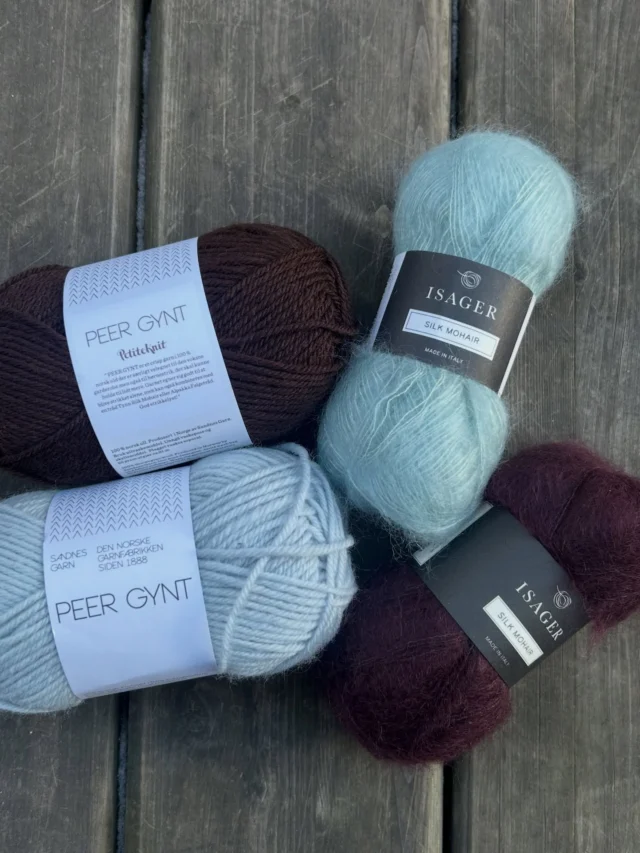 🤎🍇🩵FRANKIE🩵🍇🤎

Bluse eller genser?🤔✨ Begge strikkes ovenfra og ned i glattstrikk med raglan, lekre striper hele veien, og rullekanter etter ribben på bol og ermer🌈🧶 Det strikkes også noen vendepinner øverst for å forme halsutskjæringen🌟

Frankie Blouse strikkes i dobbel tråd Silk Mohair fra Isageryarn og blir et lett og luftig plagg☁️💫 I tillegg anbefaler petiteknit en bevegelsesvidde på 0 til -5 cm, så den er ment å være litt tettsittende💃🏻🪩

Frankie Sweater strikkes i Peer Gynt fra Sandndesgan og blir er mer stabil og varmere genser enn blusen🐑❤️‍🔥 Den er også ment å være videre, med en anbefalt bevegelsesvidde på ca. 20 cm💌 

I denne posten har vi satt sammen noen fargeforslag, først til Frankie Blouse, så til Frankie Sweater🎨💖

Vil du strikke blusen eller genseren?🤭🩵💭
Du finner garnpakke på begge deler i nettbutikken💌

#frankiesweater #frankieblouse #sandnespeergynt #isagersilkmohair #petiteknit