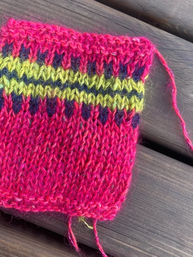 Norma Sweater av @myfavouritethings.knitwear er en klassisk raglangenser med høy hals og karakteristiske striper med flere farger🌈

Norma Sweater var en del av @isageryarn sin kolleksjon #isagerarchives fra 2023, og er en hyllest til den klassiske nordiske strikketradisjonen og en av dens store foregangskvinner Åse Lund Jensen💛

🚨OBS vi har ikke garnpakke, og oppskriften må kjøpes direkte fra designeren.
❤️Men vi har garnet du trenger🥰

➡️ Og vi har satt sammen noen fargeforslag➡️

Hvilke farger vil du strikke i?💌

Farge A:
200 (200) 200 (200) 250 (250) 300 (300) gram Isager Tweed
holdt sammen med
100 (100) 100 (100) 125 (125) 150 (150) gram Isager Silk Mohair. 
Det strikkes med to tråder. En tråd Tweed og en tråd Silk Mohair

Farge B:
50 (50) 50 (50) 100 (100) 100 (100) gram Isager Tvinni
Det strikkes med to tråder Tvinni

Farge C:
50 (50) 50 (50) 50 (100) 100 (100) gram Isager Tweed
holdt sammen med
25 (25) 25 (25) 25 (50) 50 (50) gram Isager Silk Mohair
Det strikkes med to tråder. En tråd Tweed og en tråd Silk Mohair

#normasweater #isagertweed  #isagersilkmohair #myfavouritethingsknitwear