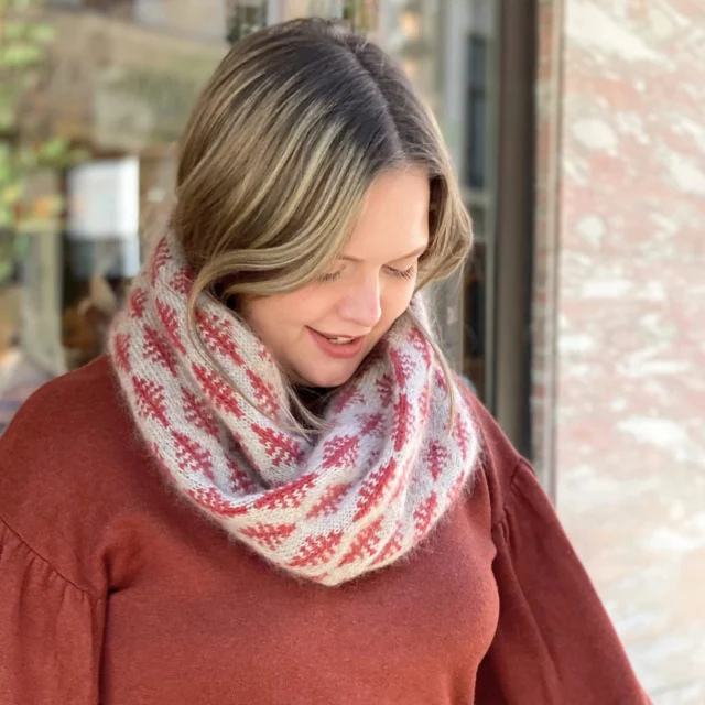 Gradestokken viser fortsatt blå tall, og skal man tro på meteorologene blir det kaldt en stund til☃️🍦 Hva er vel da bedre enn hjemmestrikkede votter og luer, sokker og skjerf?🥹🧤🧦🧣 Det gjør en både varm på kroppen og varm i hjertet💓 

På bildene: 
1) Prisme Infinity Scarf av @hannerimmen 
2) Brushed Loop Beanie av @otherloops 
3) Oslovarmern av @denisesamsondesign 
4) Dual Loop Mittens av @otherloops 
5) Aase Headband av @hannerimmen 
6) Anni Cowl av @helgaisager 

Du finner garnpakke på disse og masse mer småstrikk i nettbutikken🫶 
 
#småstrikk #frukvist #strikkeglede