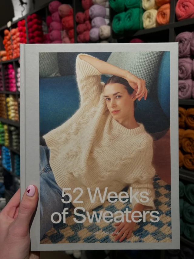 🌟🧶52 Weeks of Sweaters🧶🌟

I dag lanseres fantastiske 52 Weeks of Sweaters🥳📚✨

Dette er det nyeste tilskuddet i 52 Weeks of-serien💕 - og som navnet lover, får du hele 52 oppskrifter på gensere, cardigans, og vester🤩

Du finner alt fra enkle, nybegynnervennlige oppskrifter til mer avanserte utfordringer for deg som elsker detaljer og teknikk🫶🌿

📍 Du finner boken i butikken i sentrum 
💻 Og så klart i nettbutikken 

#52weeksofsweaters #lainepublishing #frukvist #strikkeglede #strikkebok
