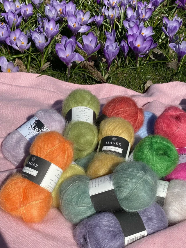 Finnes det noe bedre enn silk mohair om våren?🧶☁️🩵

Silk mohair brukes gjerne som følgetråd🤍 men du kan også strikke det enkelt, dobbel, eller trippelt - ja, til og med åtte tråder sammen hvis du vil gå all in😎🫧💕

Når du strikker med to eller flere tråder silk mohair kan du velge å mikse farger🎨 Silk mohair blender såååå fint sammen!🥹💌✨

I butikken i sentrum finner du 
⛅️ Tilia fra @filcolana 
⛅️ Silk Mohair fra @isageryarn 
⛅️ Tynn Silk Mohair fra @sandnesgarn 
⛅️ Sensai fra @itoyarn 

I butikken på Grünerløkka finner du
⛅️ Tilia fra @filcolana 
⛅️ Silk Mohair fra @isageryarn 
⛅️ Soft Silk Mohair fra @knittingforolive 

Og du finner alle sammen i nettbutikken🫶

Bla bortover 👉 for å se forslag til hva du kan strikke i dobbel tråd silk mohair💖🌱

#isagersilkmohair #filcolanatilia #sandnestynnsilkmohair #itosensai #sandnestynnsilkmohair