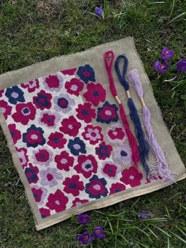 Ny hobby unlocked🔓🔑

Er du også en som samler på hobbyer?🌈🫧 Eller er du en harcore strikker som vil prøve seg på noe annet kreativt håndarbeid som egner seg bedre på balkongen eller i parken?🧩🛼🥰

Da er kanskje brodieri noe for deg?🌟 Vi har broderi-kits fra Baldyre og Fru Zippe, som er et perfekt utgangspunkt for deg som vil prøve å brodere for første gang, eller som har brodert litt tidligere, eller som er en ordentlig broderientusiast!🪡🎈 Settene inneholder det du trenger, og du broderer korssting, noe som egner seg for nybegynnere👼🏻☀️ 

Vi har mest puter og clutcher, men også litt annet gøy🎠💕🪩 Du finner hele utvalget i nettbutikken🫶