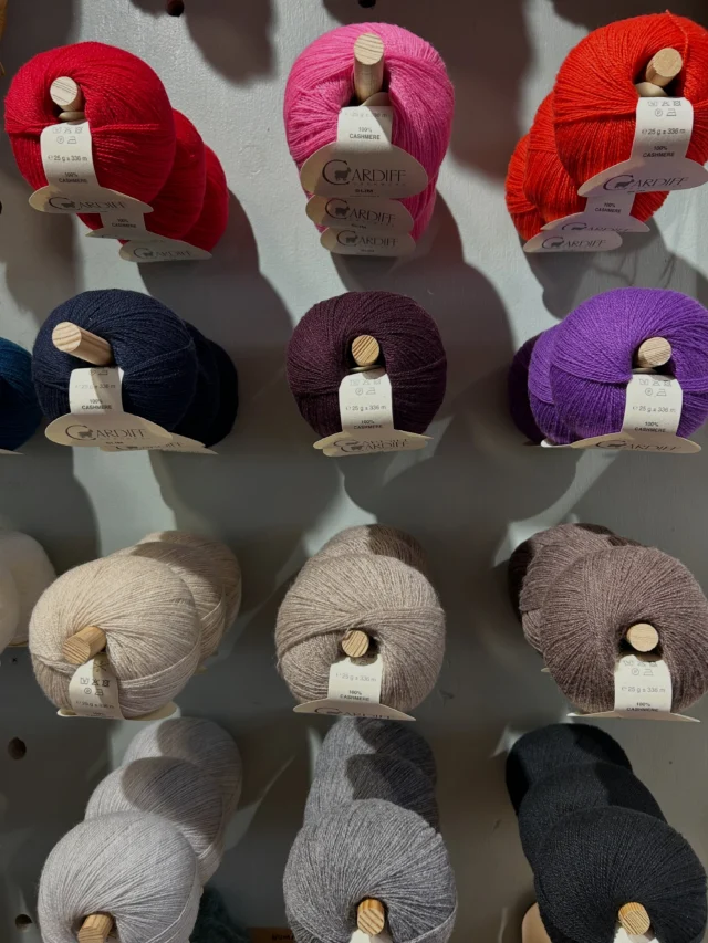 !!! N Y H E T !!! 

Drømmer du om det mykeste av det myke?💭 
@cardiffcashmere Slim er rett og slett helt nydelig😭☁️ tyyyyyynt, lett, varmt, og laget av ren kasjmir😍🐐 

Et delikat og eksklusivt garn som passer til alt fra intrikat blondemønster til luksuriøse basisplagg - bruk det alene eller som følgetråd🌟🫧

🎨🌈Garnet finner du hos oss i 14 deilige farger
☁️📐 25 gram = 336 meter

Kom innom butikken i sentrum for å kjenne på magien, eller besøk nettbutikken💻🛍️🧶