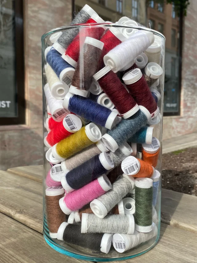 Reinforcement Yarn fra @langyarns_nordic 🧦😍 

Trenger du ekstra forsterkningsgarn til prosjektet ditt? Ikke noe problem 🎨 her har du forsterknnigstråd i mange farger!🌈
En trådsnelle er nok til hæl og tå på en sokk🫧☁️✨

#langyarns #reinforcementyarn #strikkeglede #frukvist