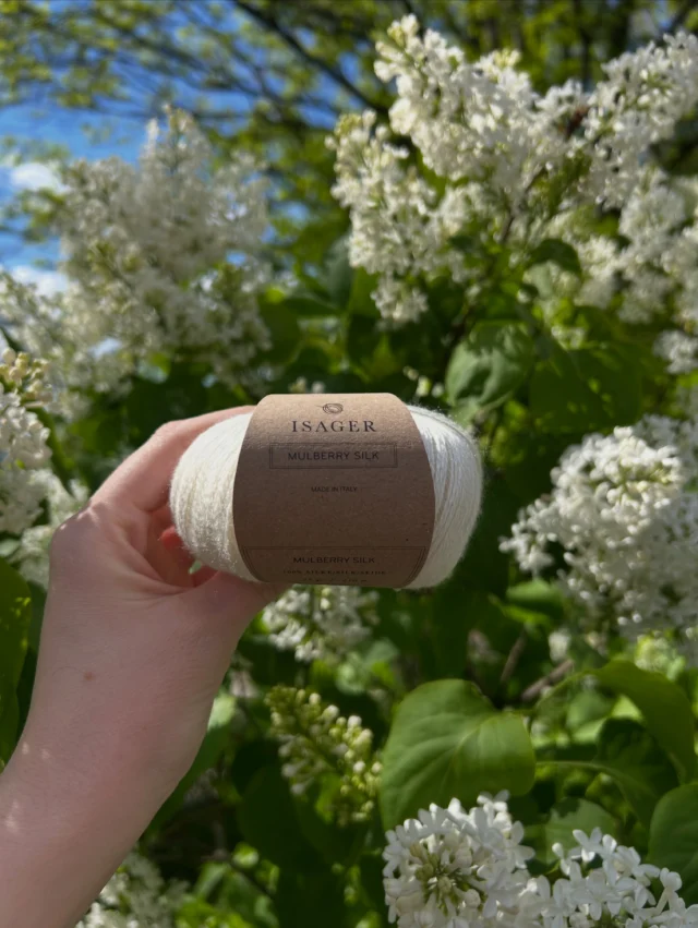 Hils på nyheten Isager Mulberry Silk👋👋

Isager Mulberry Silk er en helt ny kvalitet fra isager som består av 100% silke. Det er et fint, mykt, tynt, og blankt garn som gjerne strikkes sammen med et annet garn for å tilføre mykhet og glans✨

⚖️ 25 gram
📏 210 meter
🐛 100% silke

Hva vil du strikke med Isager Mulberry Silk?

#isagermulberrysilk #isageryarn #silkegarn #strikkeglede #frukvist