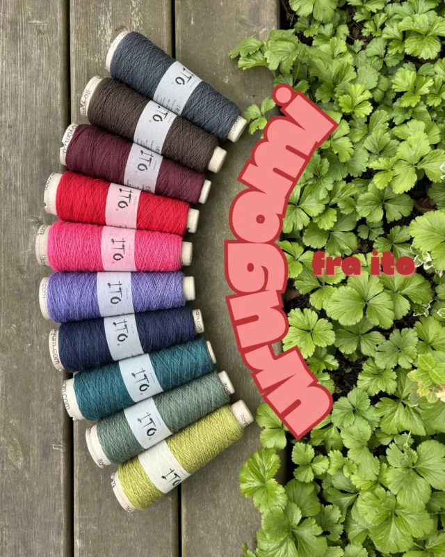 Ullgarn MED PAPIR??? Hva mener du med det??? spør du

Ja, ullgarn MED PAPIR sier vi 

meN HVoRdaN fuNGeRer dET??? spør du

Akkurat sånn som mye annet garn sier vi

🧶🧶🧶
Urugami fra @itoyarn består av både ull og papir, som gjør garnet mykt og lett! Kjernen i garnet er tvunnet papir innhyllet i deilig myk ull🥹

🐑📜72% ull og 28% papir 
⚖️🐌 40 gram = 240 meter 
🥢🧶 3.0 mm - 10 cm = 27 masker

🛁🫧 Vaskes som ull. Vi anbefaler forsiktig håndvask🤝

#itourugami #itoyarns #paperyarn #strikkeglede #frukvist