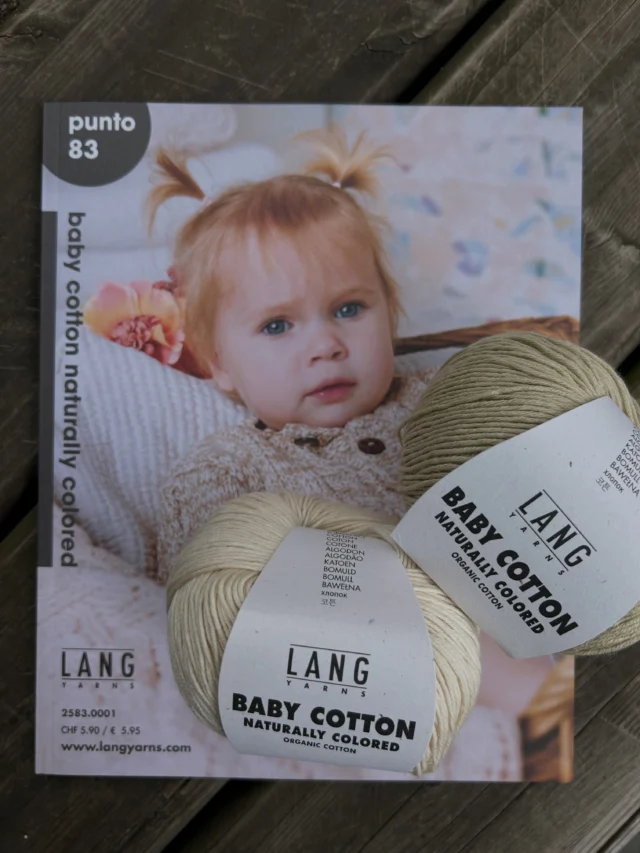 BABY COTTON - naturlig farget bomull😍 

Baby Cotton Naturally Colored fra @langyarns_nordic er, som navnet viser til, farget helt naturlig! Bomullen dyrkes i tre ulike nyanser - grønn, elfenben, og brun - og blandet sammen for å lage et fargekart på syv helt naturlig farget bomullsfarger 🌈 

Prosessen foregår uten plantevernmidler eller maskiner, er inspirert av etiske og bærekraftige prosjekter, og det tas hensyn til miljøet og de lokale landbrukssamfunnene🤍 

Du kan lese mer om garnet og hvordan det fremstilles på bloggen i nettbutikken vår, og der finner du også garnpakker på hele kolleksjonen av babyplagg🫧⭐️💘 

#langyarns #babycottonnarurallycolored #babystrikk #frukvist
