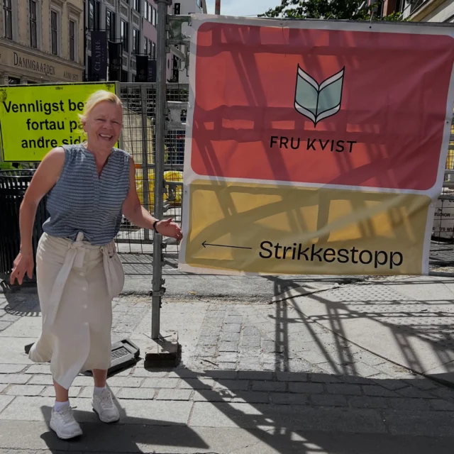 Enkelt og greit🌿 Nå har butikken i Oslo Sentrum vært skjult bak gjerder, containere, trailere og stillaser i flere måneder.  Og enda er det mange uker før de blir ferdige å renovere nabobygget. Men vi gleder oss over å ha en tydelig veiviser plassert synlig opp mot Egertorget. Så velkommen til deg som er på@Oslotur i sommer♥️