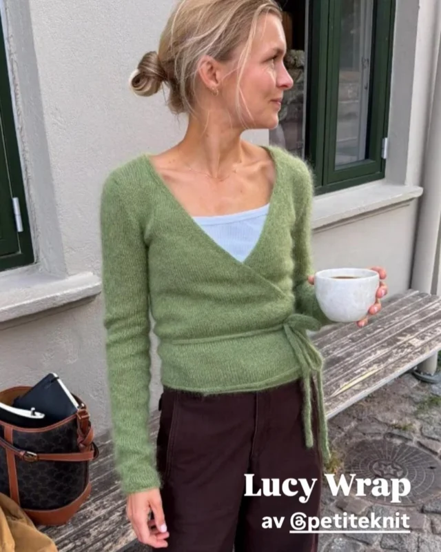 Lucy Wrap♥️ enkel, klassisk og anvendelig♥️ Vi har tre ulike garnpakker i nettbutikken. Fra - 650,- 👌