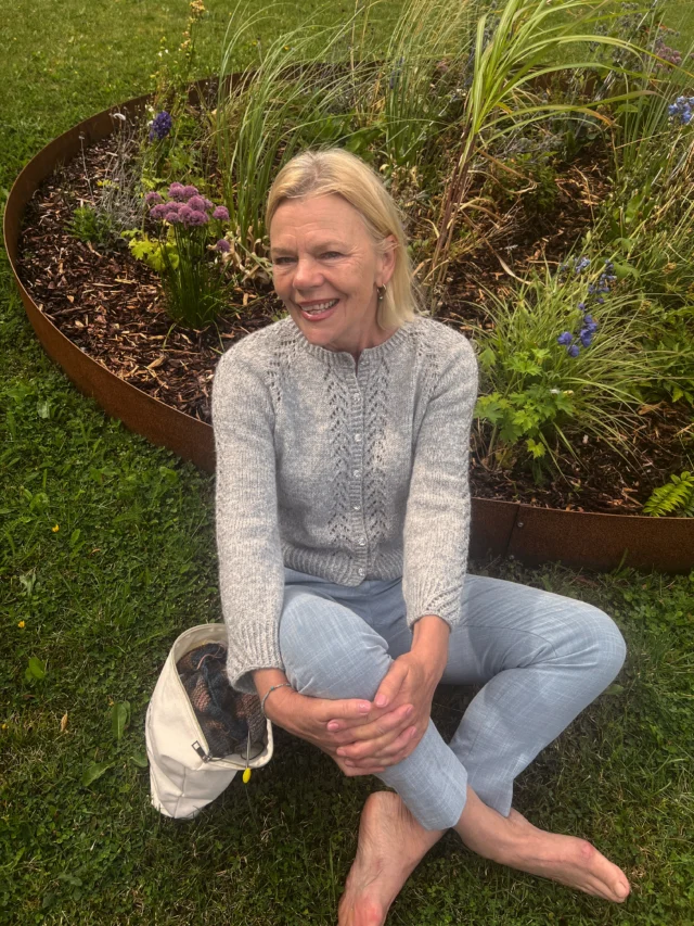 Filcolana AW 26: More Women 

I helgen ble siste bidrag til @filcolana sin høst- og vinterkolleksjon lansert, så nå er kolleksjonen komplett🙂‍↕️ I More Women møter du designs som er inspirert av kvinner som har satt sitt preg på verden gjennom tidene. For kvinners historier er vår felles historie🫶 

Vi har postet garnpakker fortløpende i nettbutikken, og vi håper du finner noe du kan like💕✨

På bildene ser du Berit ikledd:
⭐️ Elsa
⭐️ Fisherman Cardigan
⭐️ Ronja 

#filcolana #filcolanaaw26 #filcolanamorewomen