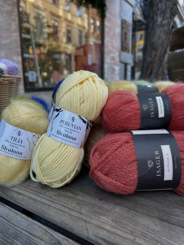 Fold Wrap av @anneventzel 😍 

Fold Wrap kan strikkes i flere ulike garnkombinasoner - og i vår nettbutikk finner du to ulike varianter:

⭐️ Alpaca 3 og Silk Mohair fra @isageryarn 
og 
⭐️ Peruvian og Tilia fra @filcolana 

Bla bortover for noen fargeforslag➡️

#foldwrap #anneventzel #isageryarn #filcolana