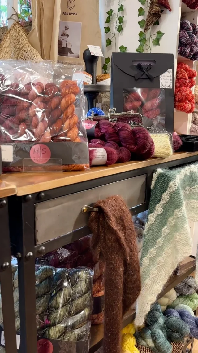 Hettestrikk x Fru Kvist 💖

I dag har vi hatt staselig besøk av selveste Hettestrikk! De hadde med seg de mykeste garnkvaliteter, modeller og oppskrifter 😍🦋 

Rakk du ikke innom i dag? Frykt ikke - vi kommer til å ha masse fint garn fra Hettestrikk i begge butikkene fremover 🤩

Husk å følge @hettestrikk her på Instagram ✨

Tusen takk for besøket 💫🥰
