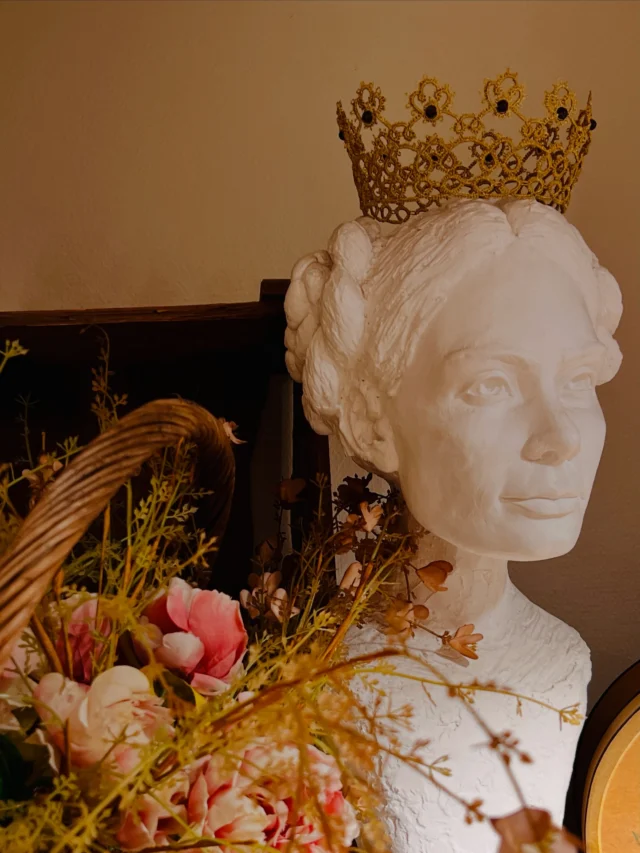 Den vakreste gaven♥️Det mest verdifulle håndarbeidet vi har i butikken i Sentrum er «Dronning Margretes Bryllupskrone» - et imponerende stykke nuperellekunst. 

Kronen fikk Berit i gave i 2016 av en kvinne som holdt nuperellekurs på kveldstid i butikklokalet. Nupereller er en teknikk som i dag står på håndarbeidets rødliste. Et krevende håndverk utført med knuter og skyttel. Kronen er utført i «gulltråd» og små lilla perler.

Kronen er laget for å ære minnet til denne mektige kvinnen: Margrete I (1353–1412). Hun regnes som en av middelalderens dyktigste nordiske regenter — en klok strateg som ledet tre kongeriker uten selv å være kronet. Hun var datter av den danske kongen Valdemar Atterdag -  ble som seksåring trolovet med den norske kongen Håkon VI, og flyttet som tiåring til Norge og inn på Akershus Festning.

Da faren døde i 1375, fikk hun sønnen Olav valgt til dansk konge og styrte selv som formynder. Etter at Håkon døde i 1380, ble Olav også konge av Norge — med Margrete som den egentlige makthaveren. Da Olav døde brått i 1387, sto hun uten arving, men lot seg utrope til myndig frue og rikets styrer i Danmark og Norge, og kort etter også i Sverige. For å sikre arvefølgen fikk hun grandnevøen Erik av Pommern innsatt som konge, og i 1397 samlet hun de tre rikene i Kalmarunionen under ham — mens hun selv beholdt den reelle styringen livet ut.

En fin gest utført med presisjon - av en kunstner i nupereller, som vi håper tar kontakt med oss igjen♥️
 👑

#nupereller #occhi #frivolité  #rødlistetteknikk