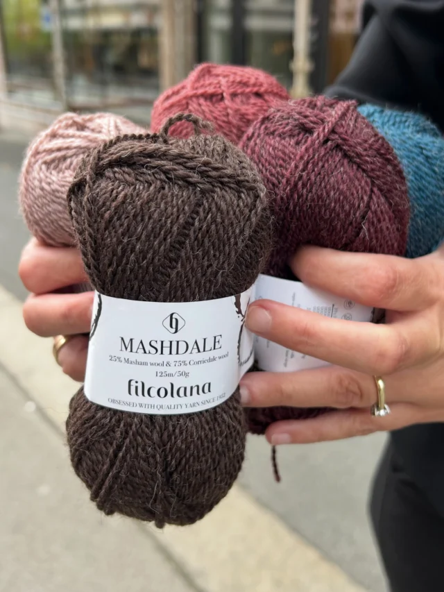 Endelig har vi fått Filcolana Mashdale i hyllene ❤️ 25 % Masham ull og 75 % Corriedale ull. Herlig mykt med rustikt uttrykk Mashdale kan fint strikkes med en tråd, eller f eks med en tråd Tilia som Synnøve 😍 Du finner garnet i Sentrum, på Løkka og i nettbutikken